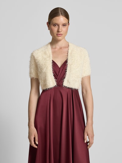 Frauenmodel trägt Cropped Bolero mit 1/2-Arm von V.M. in Creme, offene Front, gerade Passform, strukturierte Oberfläche, Ganzkörperansicht von vorne.