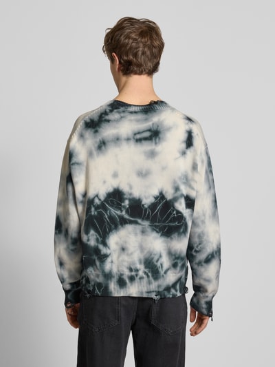 Männermodel trägt Relaxed Fit Pullover aus reiner Baumwolle Modell 'SESTROY' von Hugo Blue im Batikmuster mit Used Look, Ganzkörperansicht Rückansicht.