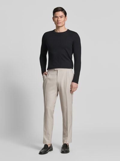Männermodel trägt Anzughose mit Bügelfalten und Gesäßtaschen von MCNEAL in Beige, Regular Fit aus Material-Mix, Ganzkörperansicht von vorne.
