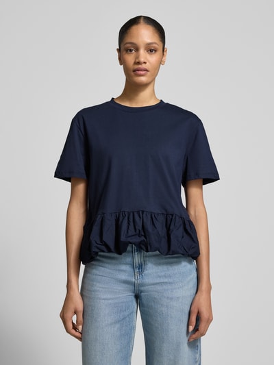 Modelka nosi T-shirt z okrągłym dekoltem od Rich & Royal, damski t-shirt z bawełny, krój relaxed fit, rękaw o dł. 1/2, długość tyłu 59 cm, granatowy, gładka tekstura, całkowity widok z przodu.