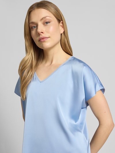 Frauenmodel trägt Blusenshirt aus Satin mit V-Ausschnitt von V by Vera Mont in Hellblau, Regular Fit, Kappärmel, Nahaufnahme Oberkörper.