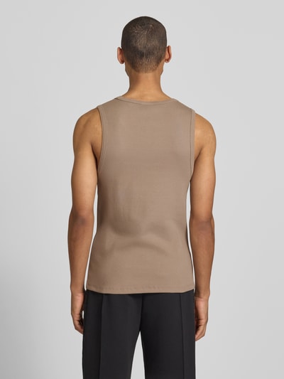 Mannelijk model draagt Slim Fit Tank Top uit katoenmix model 'DAPOTA' van HUGO, effen, fijnrib, label-applicatie, ronde hals, volledige achteraanzicht.