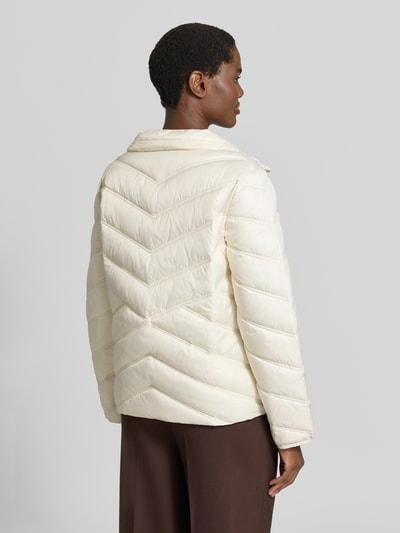Vrouwenmodel draagt Steppjacke mit Stehkragen und Reißverschlusstaschen van Christian Berg Woman Selection in crème met gestikte textuur, regular fit, rits en ritszakken, ruglengte 61 cm, schouderbreedte 42 cm, borstwijdte 51 cm, mouwlengte 58 cm, volledige lichaamsweergave achterkant.