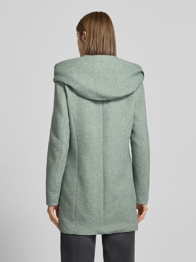 Männermodel trägt taillierten Damen Mantel von Only, Modell 'SEDONA', unifarben melange, Kapuze, lange Ärmel, Rückansicht Ganzkörperansicht.