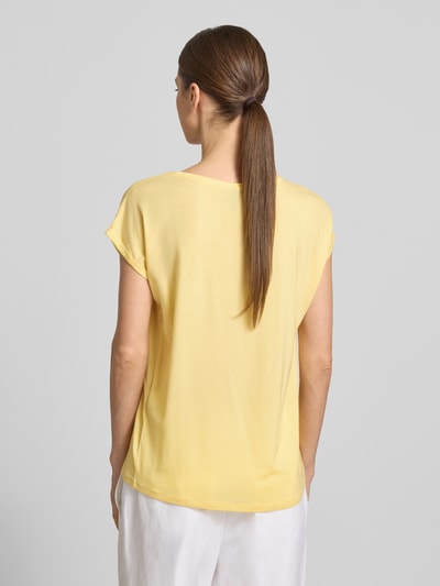 Vrouwenmodel draagt relaxed fit dames T-shirt van lyocellmix model 'AVA' van Vero Moda, look: effen kleuren, korte mouw, ronde hals, mouwboord, mix van lyocell, Ganzkörperansicht Rückansicht.
