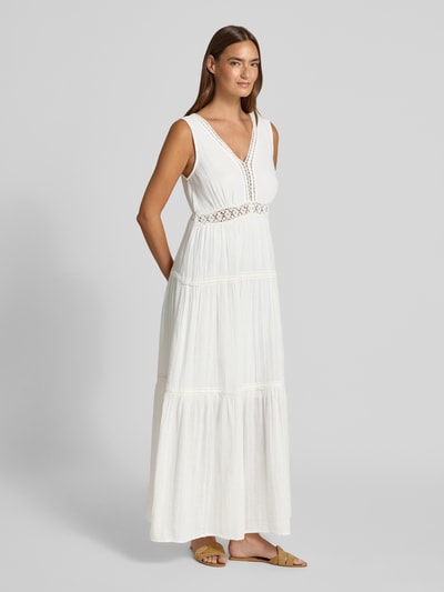Frauenmodel trägt Maxikleid mit Loch-Stitching Modell 'Anini' von YAS aus Reine Baumwolle, Tailliert, Ärmelloses-Design, V-Ausschnitt, Ganzkörperansicht von vorne.