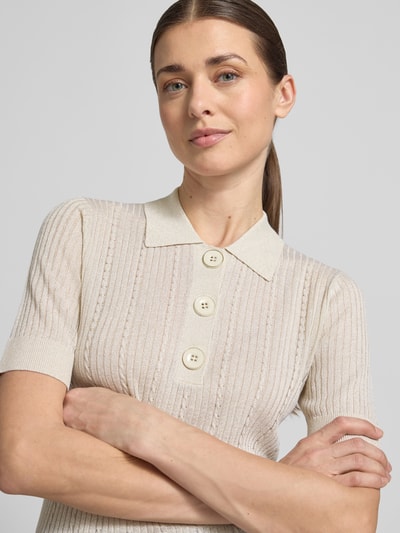 Frauenmodel trägt Strickshirt mit Polokragen und Knopfleiste von Liu Jo White, Viskose-Mix, Slim-Fit, 1/2-Arm, Nahaufnahme Oberkörper.