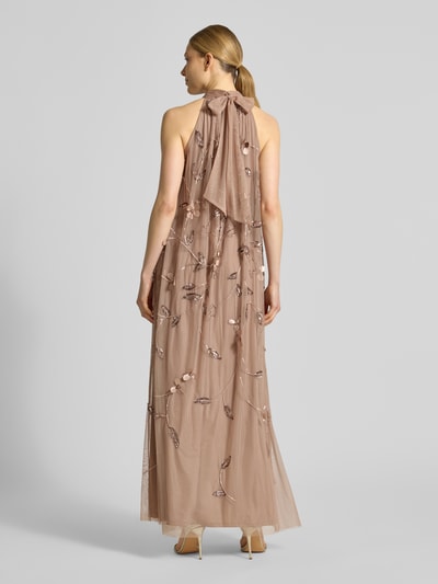 Frauenmodel trägt Relaxed Fit Maxikleid mit floralem Allover-Pailettenbesatz von Adrianna Papell in Mesh, Stehkragen, ärmellos, Rückansicht.