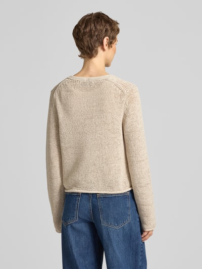 Vrouwenmodel draagt Slim Fit gebreid jack uit katoenmix van Marc O'Polo, look: effen kleuren, lange mouw, rompzoom, rugaanzicht volledige lichaamsopname.