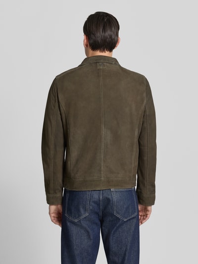 Männermodel trägt Lederjacke aus Schafsnubuk mit Reißverschluss Modell 'TRIVEN' von MAURITIUS in Oliv, Regular-Fit, Umlegekragen, Rückansicht