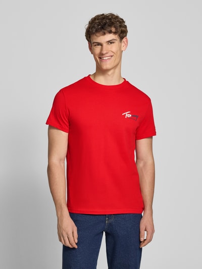 Mannenmodel draagt Regular Fit T-shirt uit puur katoen van Tommy Jeans, look: effen, labelprint en logostitching, ronde hals, korte mouw, jersey, heren T-shirt, vooraanzicht bovenlichaam.