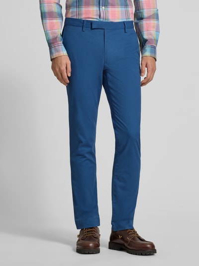 Männermodel trägt Slim Fit Chino aus Baumwoll-Mix von Polo Ralph Lauren in Optik: Unifarben, Farbe Blau, 5-Pocket-Design, Ganzkörperansicht von vorne.