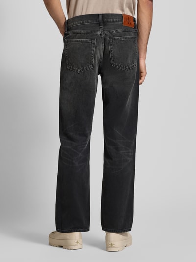 Männermodel trägt Jeans mit 5-Pocket-Design von Calvin Klein Jeans aus reiner Baumwolle, gerader Schnitt, Ganzkörperansicht Rückansicht.
