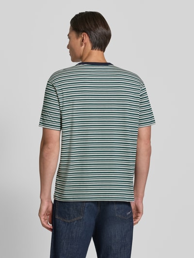 Männermodel trägt Regular Fit T-Shirt mit Viskose-Anteil von MCNEAL, Streifen-Muster, kurzärmlig, Material-Mix, Ganzkörperansicht Rückansicht.