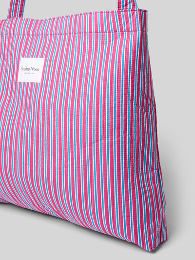 Produktfoto, Tote Bag mit Logo-Patch Modell 'Poplin' von STUDIO NOOS, pionowe paski różowe, białe i niebieskie, tekstura materiału, otwarta komora główna, szerokość w rozmiarze 1: 52 cm, długość: 43 cm, głębokość: 8 cm, długość paska na ramię: 74 cm