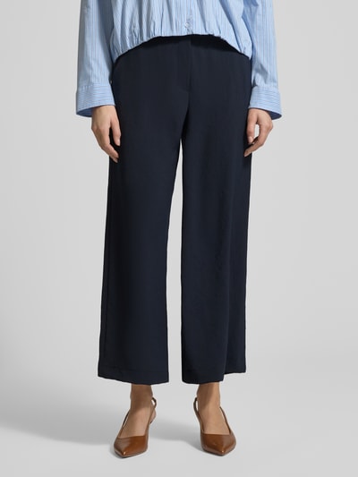 Vrouwenmodel draagt donkerblauwe Hose mit Eingrifftaschen Modell 'PALINA 6/8' van Raffaello Rossi, cropped fit, voorkant volledig zicht.