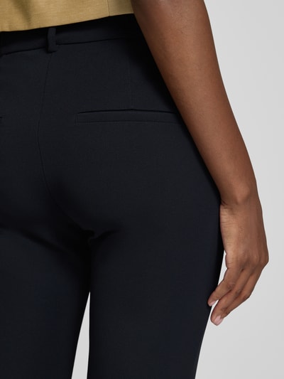 Mężczynamodel nosi spodnie Regular Fit Hose mit elastischem Bund model 'FRANCOISE' od CAMBIO w kolorze czarnym, tekstura gładka, detal tylnej części, Nahaufnahme tylnej części ciała.