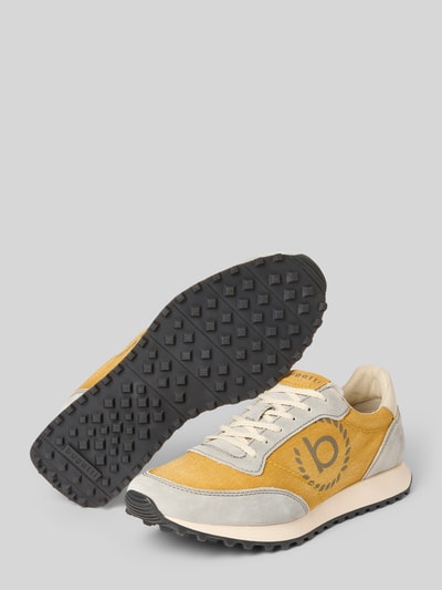 Produktfoto, Sneaker mit Label-Details Modell 'Bierman' von bugatti aus gelbem und grauem Material, strukturierte schwarze Sohle, runde Form, weiße Schnürung, Herrenschuh mit 3 cm Absatzhöhe, 9 cm Schafthöhe und 9 cm Schaftweite bei Größe 44.