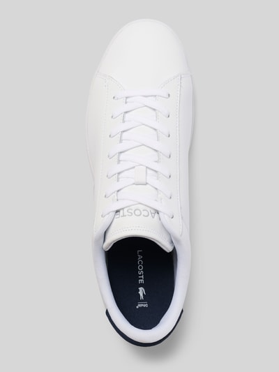 Produktfoto, Sneaker aus echtem Leder Modell von Lacoste für Herren, weißes Glattleder, klare Linien, glatte Textur, Lacoste-Logo sichtbar