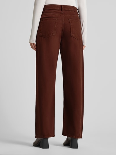 Frauenmodel trägt Loose Fit Jeans mit 5-Pocket-Design Modell 'CAROL' von Mango in Braun, Reine Baumwolle, Lockerer-Schnitt, Ganzkörperansicht Rückansicht.