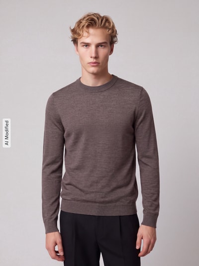 Männermodel trägt braunen Regular Fit Pullover aus reiner Wolle Modell 'TRAY' von Selected, Herren Pullover, Ganzkörperansicht von vorne, KI-modifiziertes Bild.
