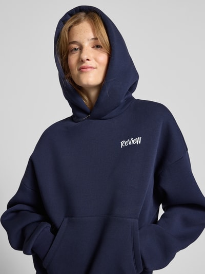 Review Bluza z kapturem o kroju oversized z nadrukiem z logo Granatowy 3
