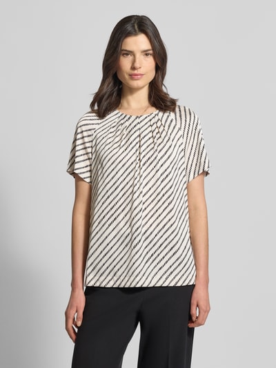 Frauenmodel trägt Blusenshirt mit Schlüsselloch-Ausschnitt von Comma, Material-Mix mit Stretch-Anteil, Regular-Fit, Allover-Look, gelegte Falten, Nahaufnahme Oberkörper.