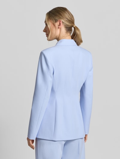 Vrouwenmodel draagt Regular Fit Blazer met Zierknöpfe model 'ASMALLA' van HUGO in effen lichtblauw twill, achteraanzicht, lange mouw