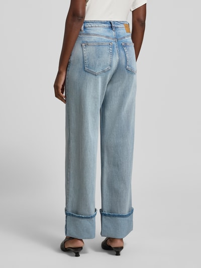 Männermodel trägt jasnoniebieskie Wide Leg Jeans mit fixiertem Aufschlag Modell 'Dikan' von My Essential Wardrobe, bawełniany materiał z domieszką stretchu, 5 kieszeni, szerokość w rozmiarze 27/32: 36 cm, długość nogawki wewnętrznej: 80 cm, widok całej sylwetki od tyłu.