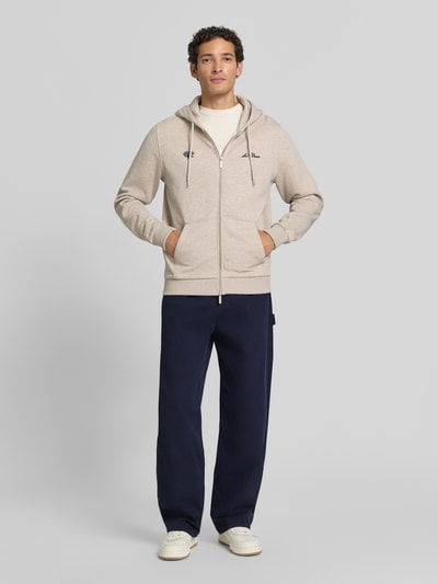Männermodel trägt Anzughose mit Bügelfalten Modell 'Como Solid Slack Pants' von Les Deux, reine Baumwolle, Regular Fit, dunkelblau, Ganzkörperansicht von vorne.