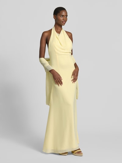 Frauenmodel trägt Abendkleid mit Neckholder von Mascara in Hellgelb, aus Chiffon, körpernahe Passform, Maxilänge, Ganzkörperansicht von vorne.