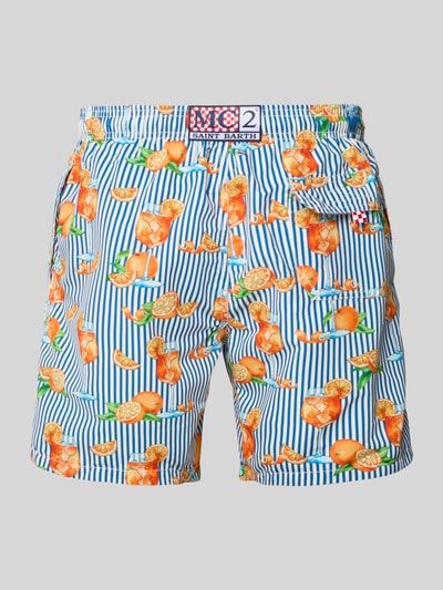Produktfoto, Straight Fit Badeshorts mit Logo-Patch Modell 'Gustavia' von MC2 Saint Barth, floraler Allover-Print, Gesäßtasche, elastischer Bund mit Tunnelzug, blaue und weiße Streifen mit orangen und grünen Farbakzenten, glatte Textur.