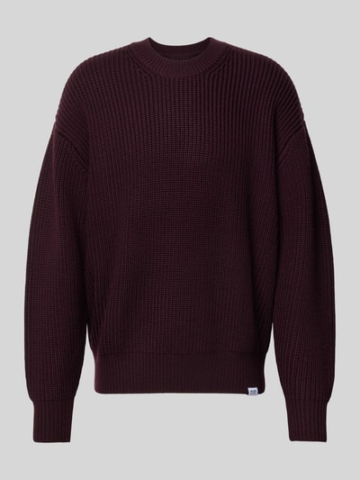 Produktfoto, Oversized Wollpullover aus reiner Wolle von SEIDENSTICKER STUDIO in Dunkelrot, grob gestrickte Textur, Rundhalsausschnitt, gerippte Abschlüsse, Herrenmodell