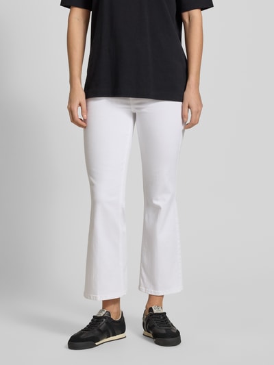 Frauenmodel trägt Flared Jeans mit Knopfleiste Modell 'PRINCESS' von Liu Jo White aus Baumwoll-Mix mit Stretch-Anteil, Nahaufnahme Unterkörper.