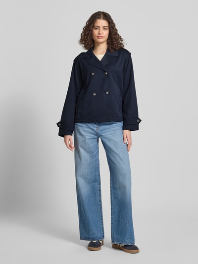 Frauenmodel trägt Regular Fit Trenchcoat-Jacke mit Reverskragen Modell 'HANNAH' von Only, Optik: Unifarben, Ganzkörperansicht von vorne.