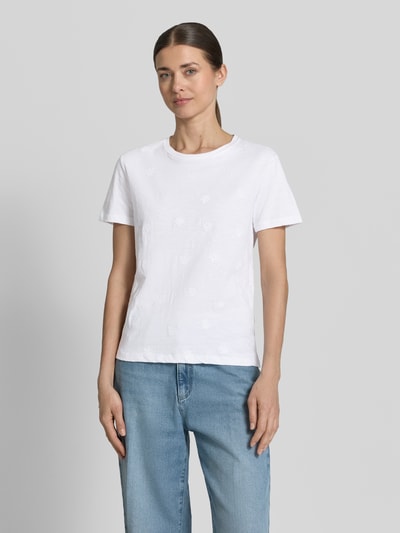 Modelka kobieca nosi T-shirt mit Rundhalsausschnitt von Jake*s Casual z czystej bawełny, prosty krój, wzór strukturalny, długość tyłu w rozmiarze S: 51 cm, białe odcienie, widok całej sylwetki z przodu.