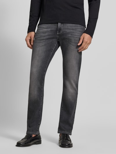 Männermodel trägt Straight Fit Jeans aus elastischem Baumwoll-Mix Modell 'Dijon' von Pierre Cardin in Grau, Ganzkörperansicht von vorne. Herren Jeans, 5-Pocket-Design, Gürtelschlaufen, Knopf- und Reißverschluss, Bundweite 41 cm, Innenbeinlänge 80 cm.
