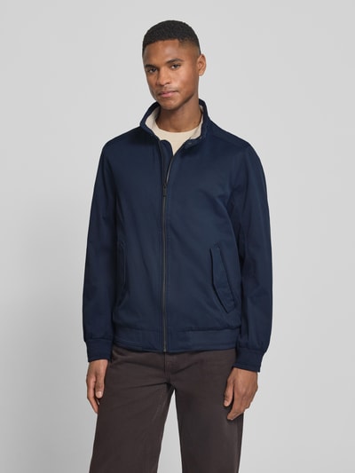 Männermodel trägt Regular Fit Blouson mit Stehkragen von Tom Tailor in Dunkelblau, Twill, Reißverschluss, gerippte Abschlüsse, Ganzkörperansicht von vorne.