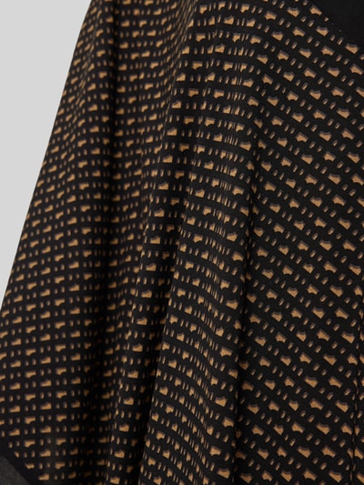 Produktfoto, Loose Fit Kaftan aus reiner Viskose Modell 'MONOGRAM_KAFTAN' von BOSS in Schwarz mit beigem Allover-Logo-Muster, weicher Jersey-Stoff, strukturierte Oberfläche.