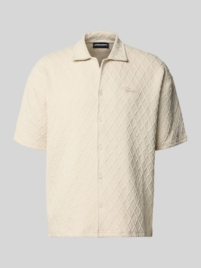 Produktfoto, Modern Fit Freizeithemd mit Logo-Stitching Modell 'Jovren' von Pegador im Creme-Ton, Strukturmuster, Kentkragen, Knopfleiste, Material-Mix mit Baumwoll-Anteil. Rückenlänge 72 cm, Schulterbreite 61 cm, Ärmellänge 24 cm, Herren Freizeithemd.