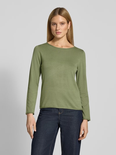 Modelka kobieca ma na sobie Regular Fit Strickpullover aus Baumwoll-Viskose-Mix od s.Oliver RED LABEL, jednolity kolor zielony, krój regular fit, okrągły dekolt, długie rękawy i zakończenia z rolowanym brzegiem, dzianina z bawełny i wiskozy; widok całej sylwetki z przodu.