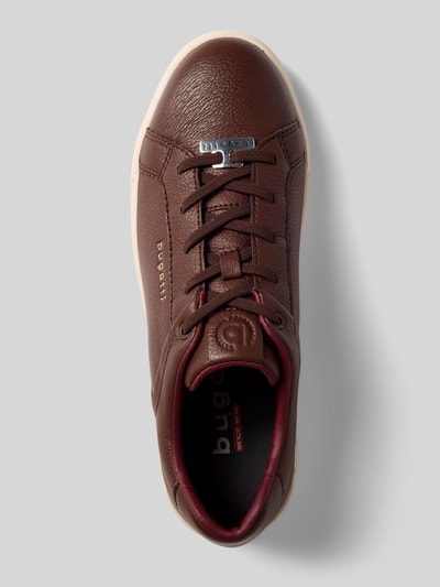 Produktfoto, Sneaker mit Label-Details Modell 'Gunter' von bugatti, braunes Obermaterial mit abgerundeter Spitze und Schnürung, Textur: genarbtes Leder, sichtbare Label-Elemente, Absatzhöhe 4 cm, Schafthöhe 6 cm, Schaftweite 11 cm.