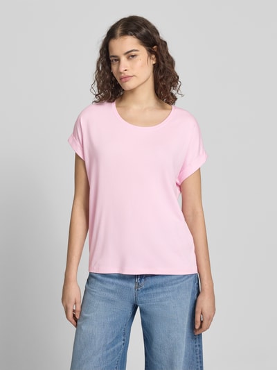 Frauenmodel trägt Regular Fit T-Shirt aus Viskose-Mix Modell 'MOSTER' von Only, rosa, unifarben, Feinripp, Nahaufnahme Oberkörper.
