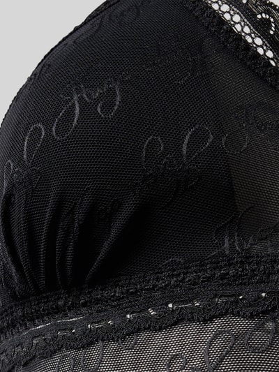 Frauenmodel trägt Skinny Fit Body mit Allover-Muster Modell 'LACY BODYSUIT' von HUGO, schwarzer Netzstoff, Nahaufnahme Oberkörper, Damen Body.
