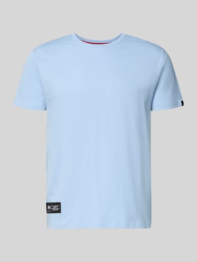 Produktfoto, jasnoniebieskie T-Shirt mit Label-Patch von Alpha Industries z czystej bawełny, prosty krój, okrągły dekolt, długość tyłu w rozmiarze M: 66 cm