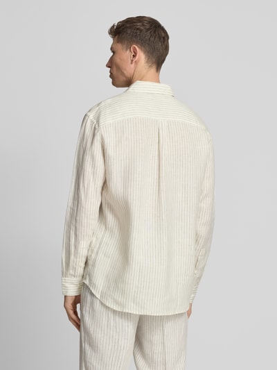 Männermodel trägt Regular Fit Freizeithemd mit Kentkragen und Sportmanschetten von JAKE*S STUDIO MEN, Reines Leinen, Ganzkörperansicht Rückansicht.