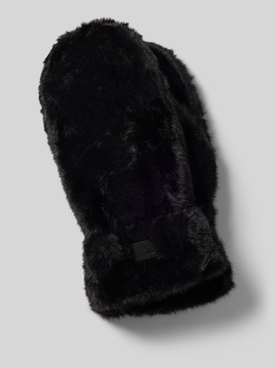 Produktfoto, schwarze Handschuhe aus Kunstfell mit Label-Detail, weiche Textur, Damen Handschuhe von Kurt Beines, Fäustlinge, neutraler Hintergrund