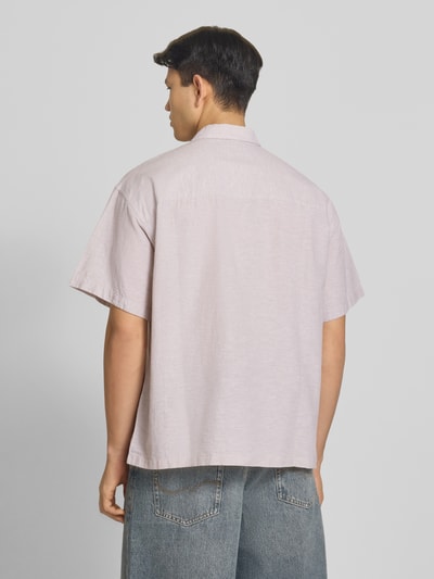 Männermodel trägt Regular Fit Freizeithemd aus Baumwoll-Leinen-Mix von Jack & Jones, Modell BREEZE, Rückenansicht, Ganzkörperansicht Rückansicht.