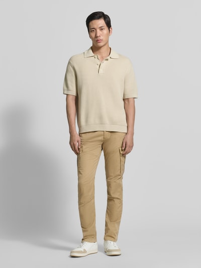 Männermodel trägt Regular Fit Cargohose aus Baumwoll-Mix von s.Oliver RED LABEL in Optik: Unifarben mit Label-Patch, Nieten, Gürtelschlaufen, seitlichen Eingrifftaschen, Gesäßtaschen und Cargotaschen, Material: Baumwoll-Mix, Ganzkörperansicht von vorne.