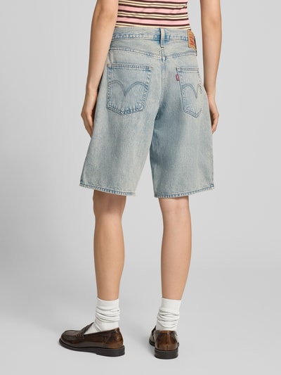 Frauenmodel trägt Regular Fit Jeansshorts aus reiner Baumwolle Modell 'MIDDY JORT' von Levi's®, hellblau, Damen Jeansshorts, Ganzkörperansicht Rückansicht.